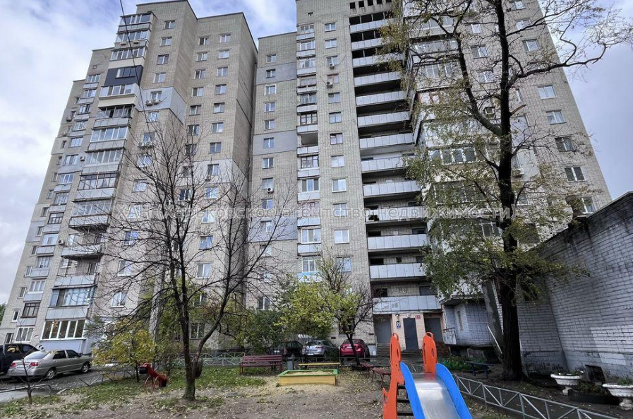 Продам квартиру, Павла Тычины ул. , 23 , 3  ком., 65.80 м², советский ремонт 