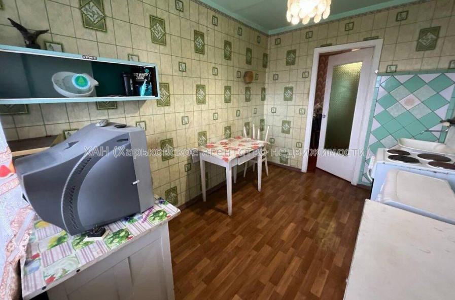 Продам квартиру, Павла Тычины ул. , 3 кім., 65.80 м², советский ремонт 