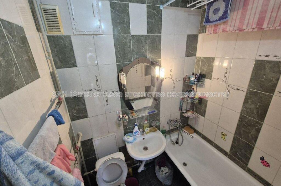 Продам квартиру, 23 Августа ул. , 2 кім., 41.90 м², капитальный ремонт 