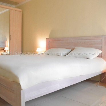 Продам квартиру, Валентиновская ул. , 3 кім., 68 м², капитальный ремонт 