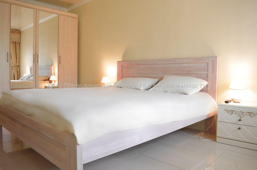 Продам квартиру, Валентиновская ул. , 3 кім., 68 м², капитальный ремонт 