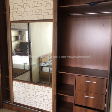 Продам квартиру, Валентиновская ул. , 3 кім., 68 м², капитальный ремонт 