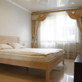 Продам квартиру, Валентиновская ул. , 3 кім., 68 м², капитальный ремонт