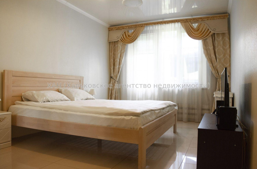 Продам квартиру, Валентиновская ул. , 3 кім., 68 м², капитальный ремонт 