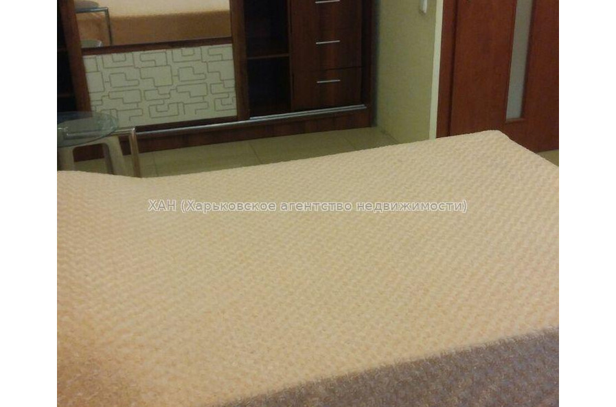 Продам квартиру, Валентиновская ул. , 3 кім., 68 м², капитальный ремонт 