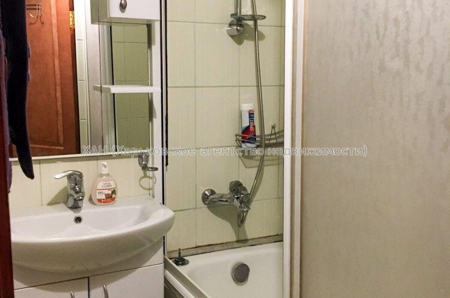 Продам квартиру, Валентиновская ул. , 3 кім., 68 м², капитальный ремонт 