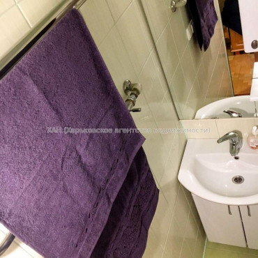 Продам квартиру, Валентиновская ул. , 3 кім., 68 м², капитальный ремонт 