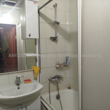 Продам квартиру, Валентиновская ул. , 3 кім., 68 м², капитальный ремонт 