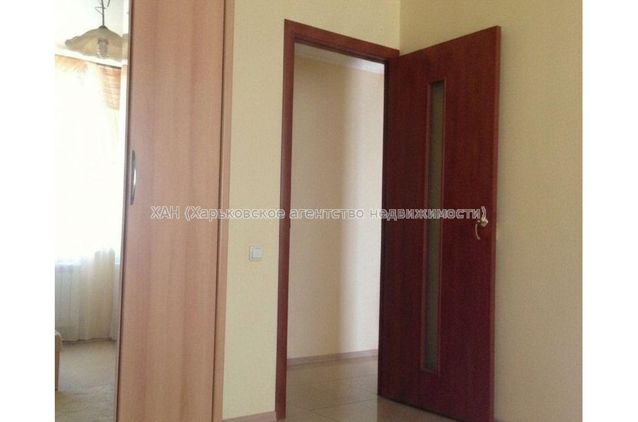 Продам квартиру, Валентиновская ул. , 13 , 3 кім., 68 м², капитальный ремонт 