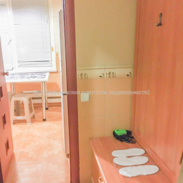 Продам квартиру, Валентиновская ул. , 3 кім., 68 м², капитальный ремонт 