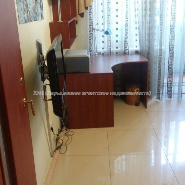 Продам квартиру, Валентиновская ул. , 3 кім., 68 м², капитальный ремонт 