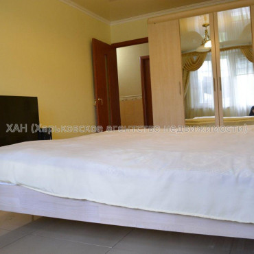 Продам квартиру, Валентиновская ул. , 3 кім., 68 м², капитальный ремонт 