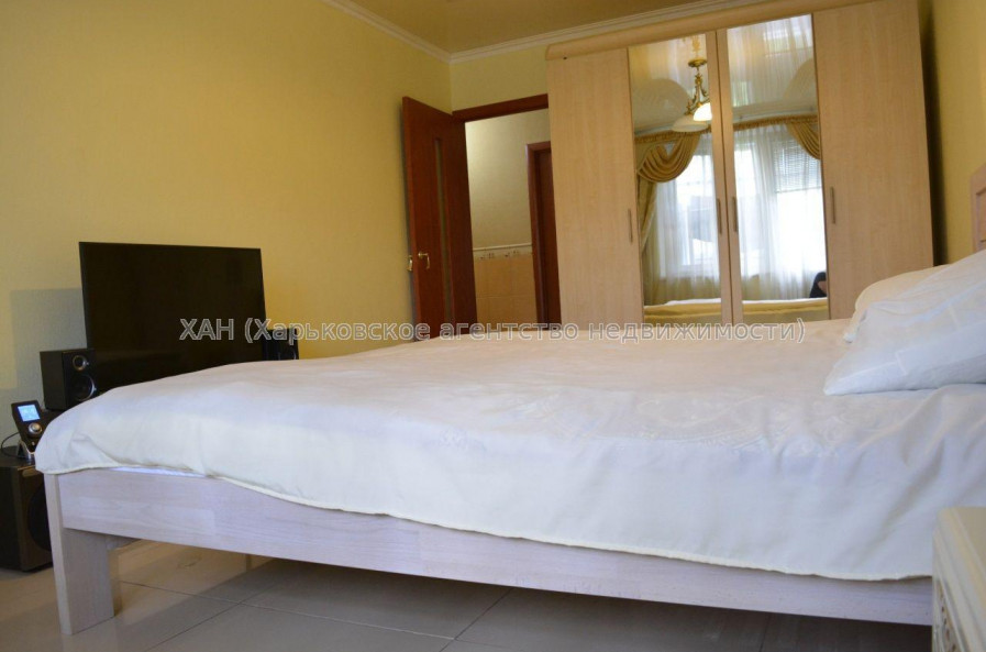 Продам квартиру, Валентиновская ул. , 3 кім., 68 м², капитальный ремонт 