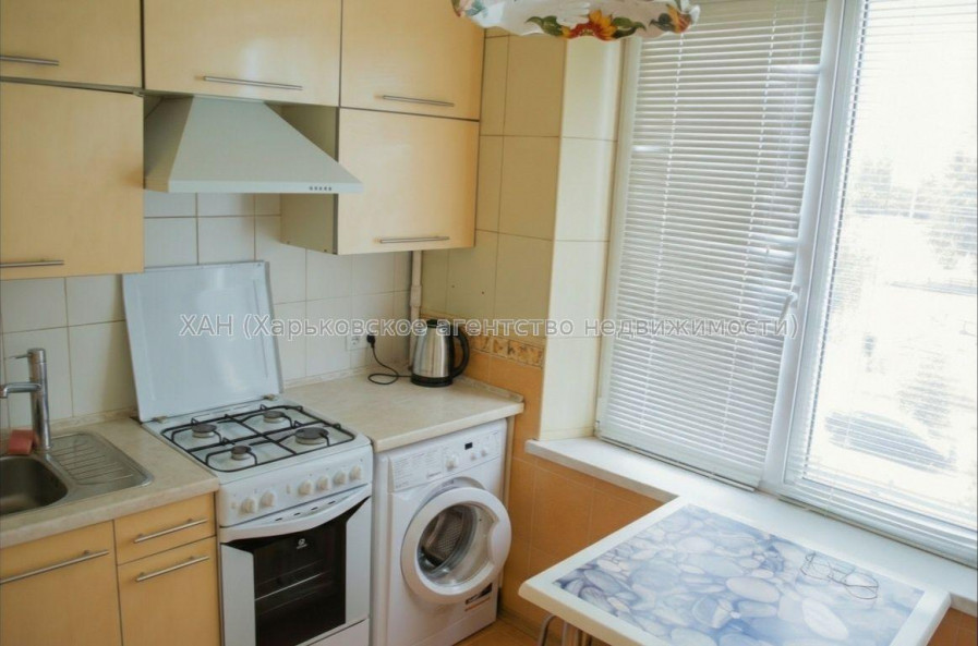 Продам квартиру, Валентиновская ул. , 13 , 3 кім., 68 м², капитальный ремонт 