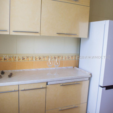 Продам квартиру, Валентиновская ул. , 3 кім., 68 м², капитальный ремонт 