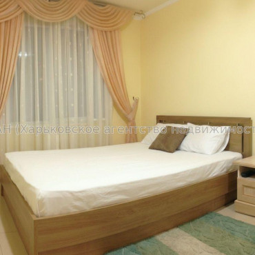 Продам квартиру, Валентиновская ул. , 13 , 3 кім., 68 м², капитальный ремонт 