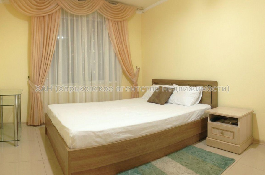 Продам квартиру, Валентиновская ул. , 13 , 3 кім., 68 м², капитальный ремонт 