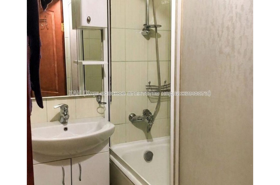 Продам квартиру, Валентиновская ул. , 13 , 3 кім., 68 м², капитальный ремонт 