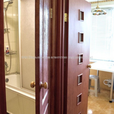 Продам квартиру, Валентиновская ул. , 3 кім., 68 м², капитальный ремонт 