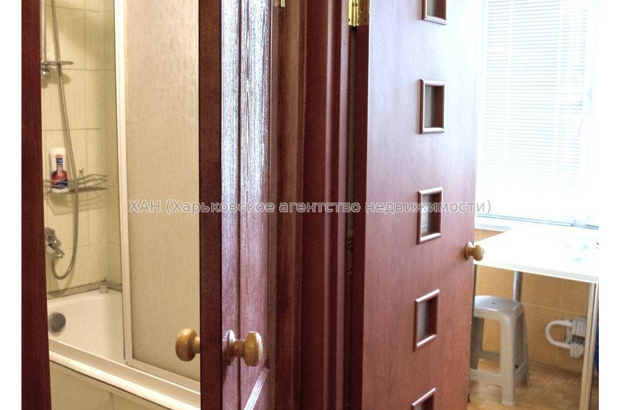 Продам квартиру, Валентиновская ул. , 3 кім., 68 м², капитальный ремонт 