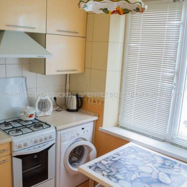 Продам квартиру, Валентиновская ул. , 3 кім., 68 м², капитальный ремонт 