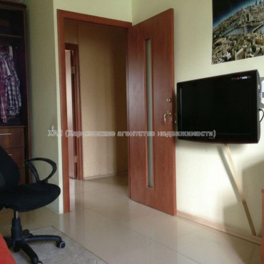 Продам квартиру, Валентиновская ул. , 13 , 3 кім., 68 м², капитальный ремонт 