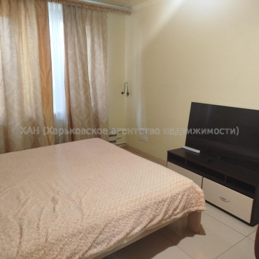 Продам квартиру, Валентиновская ул. , 3 кім., 68 м², капитальный ремонт 