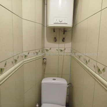 Продам квартиру, Валентиновская ул. , 3 кім., 68 м², капитальный ремонт 