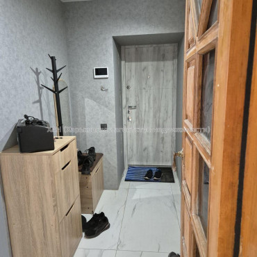 Продам квартиру, Жуковского просп. , 3  ком., 68.80 м², частичный ремонт 