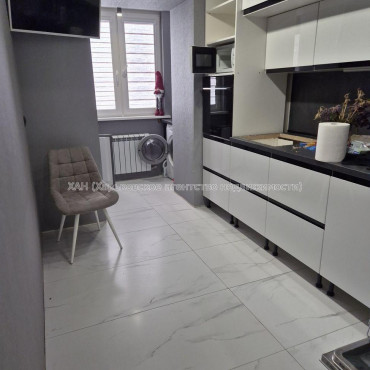 Продам квартиру, Жуковского просп. , 3  ком., 68.80 м², частичный ремонт 