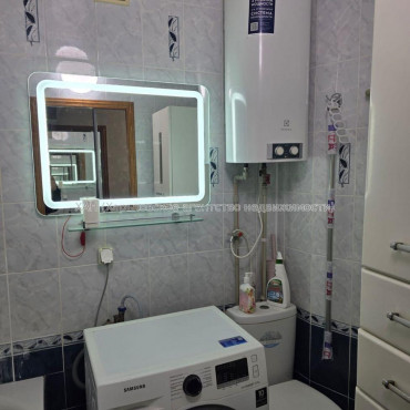 Здам квартиру, Непокоренных ул. , 3 кім., 65 м², капитальный ремонт 