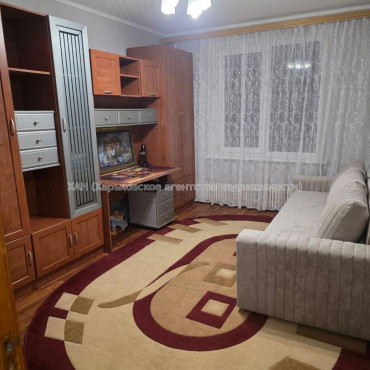 Здам квартиру, Непокоренных ул. , 3 кім., 65 м², капитальный ремонт 