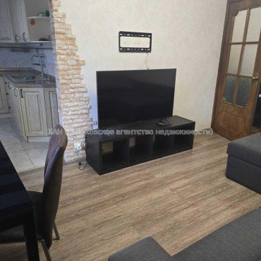 Сдам квартиру, Гвардейцев Широнинцев ул. , 2  ком., 60 м², капитальный ремонт 