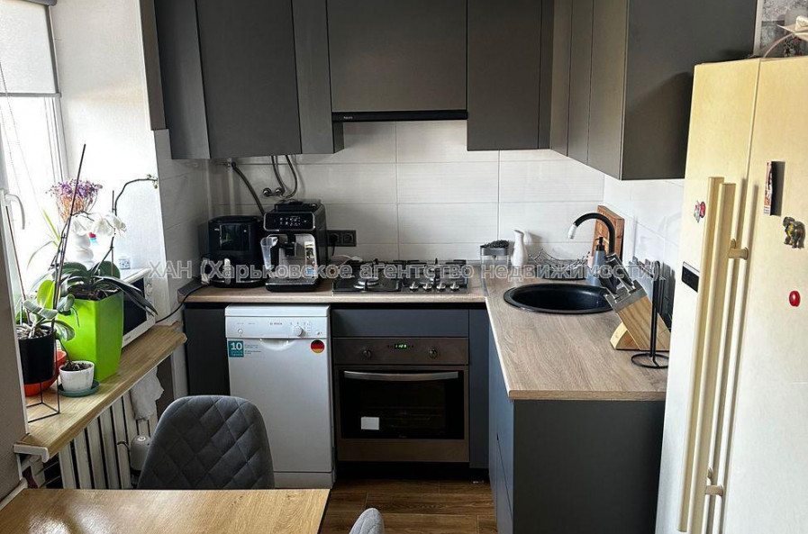 Продам квартиру, Курчатова просп. , 3 кім., 56.30 м², капитальный ремонт 