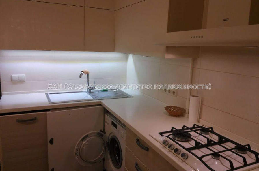 Продам квартиру, Владислава Зубенко ул. , 2 кім., 54 м², косметический ремонт 