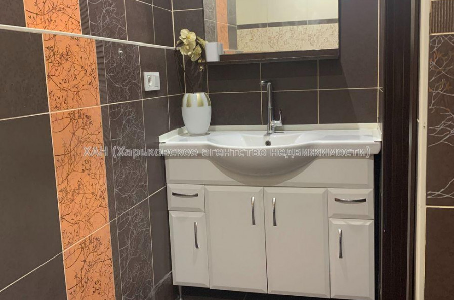 Продам квартиру, Ньютона ул. , 2 кім., 70 м², евроремонт 