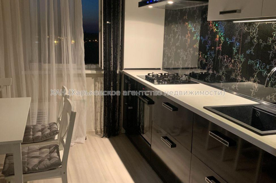 Продам квартиру, Ньютона ул. , 2 кім., 70 м², евроремонт 