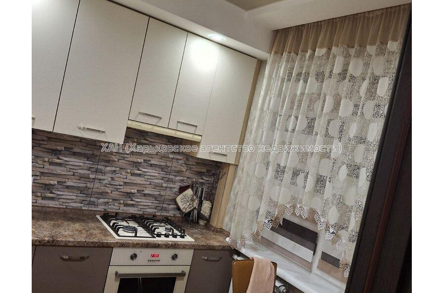 Продам квартиру, Амосова ул. , 3 кім., 67 м², капитальный ремонт 