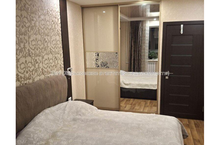 Продам квартиру, Амосова ул. , 3 кім., 67 м², капитальный ремонт 