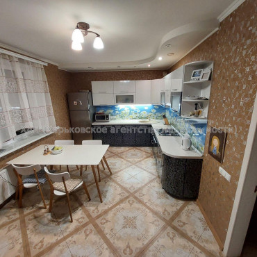 Продам дом, 300 м², 6 сот., советский ремонт 