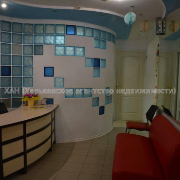 Здам нежитлову нерухомість, офис в многоквартирном доме , 8 кім., 69.70 м², капитальный ремонт 