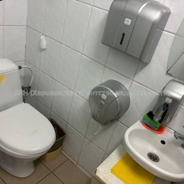 Здам нежитлову нерухомість, офис в многоквартирном доме , 8 кім., 69.70 м², капитальный ремонт 