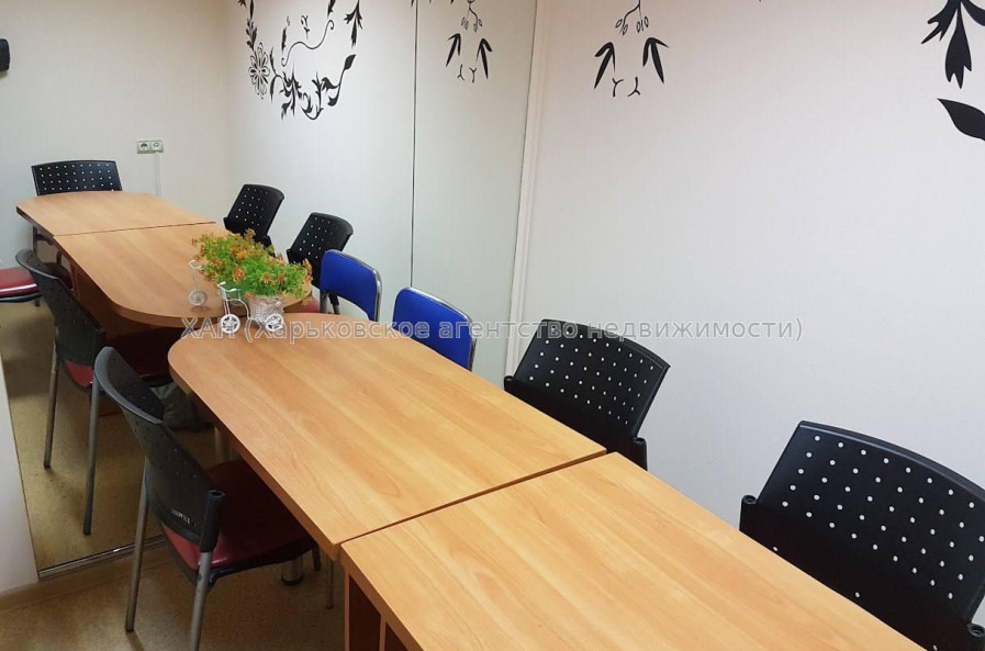 Здам нежитлову нерухомість, офис в многоквартирном доме , 8 кім., 69.70 м², капитальный ремонт 