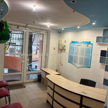 Здам нежитлову нерухомість, офис в многоквартирном доме , 8 кім., 69.70 м², капитальный ремонт 