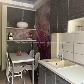 Продам квартиру, Библика ул. , 3 кім., 77 м², капитальный ремонт