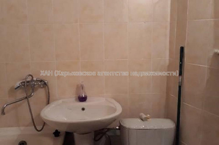 Продам квартиру, Валентиновская ул. , 1 кім., 32 м², косметический ремонт 