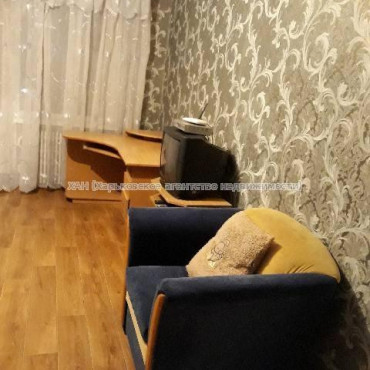 Продам квартиру, Валентиновская ул. , 1 кім., 32 м², косметический ремонт 