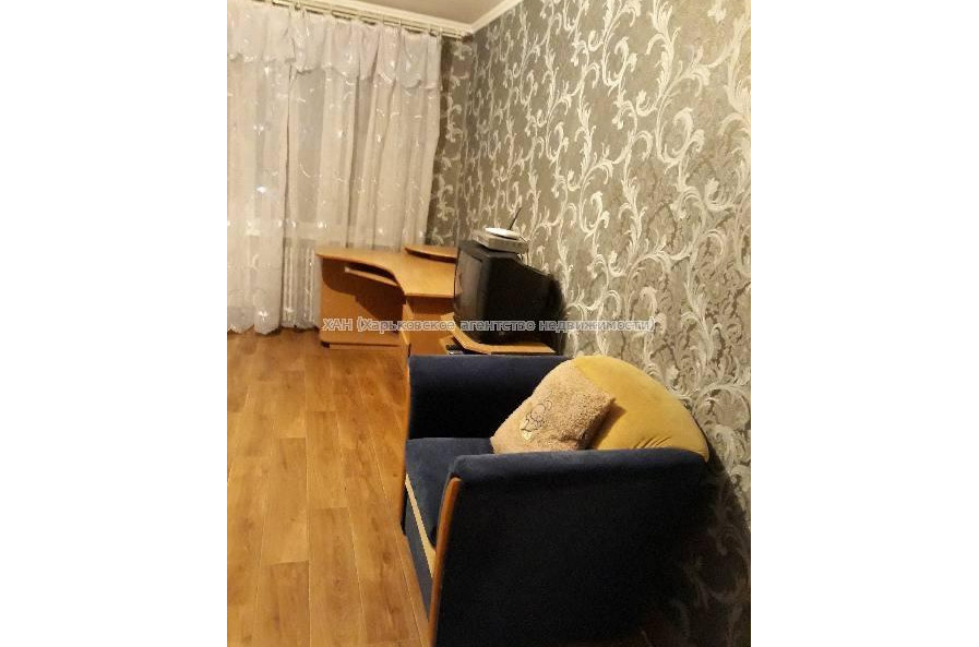 Продам квартиру, Валентиновская ул. , 1 кім., 32 м², косметический ремонт 