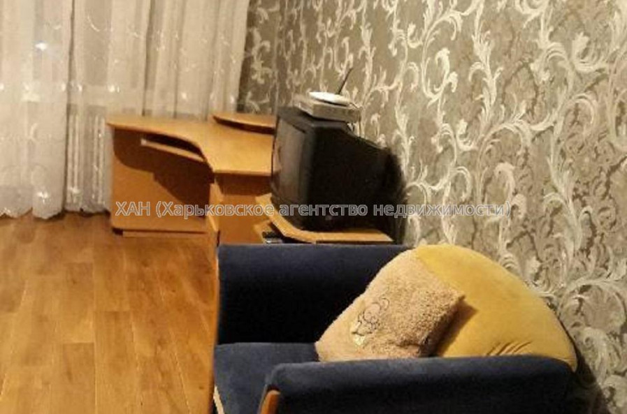 Продам квартиру, Валентиновская ул. , 1 кім., 32 м², косметический ремонт 