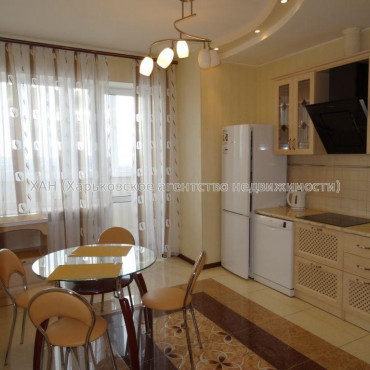 Продам квартиру, 2 кім., 72 м², евроремонт 